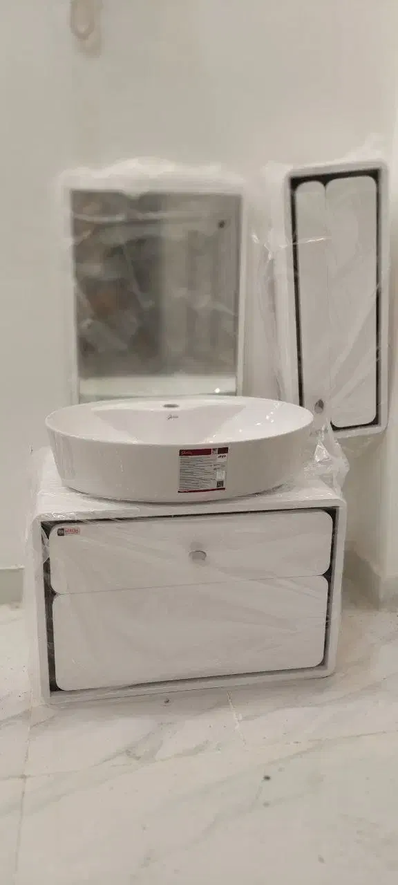 توالت فرنگی و اینه باکس روشویی نو بدلیل کمبود جا|لوازم سرویس بهداشتی|واجارگاه, |دیوار