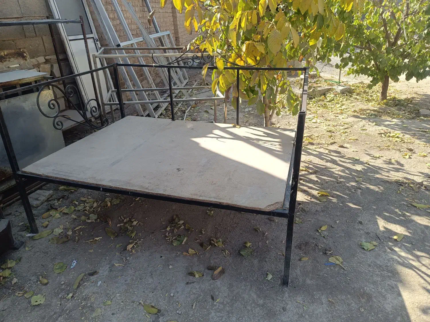 دو عدد تخت آهنین|تخت و سرویس خواب|ماهیدشت, |دیوار