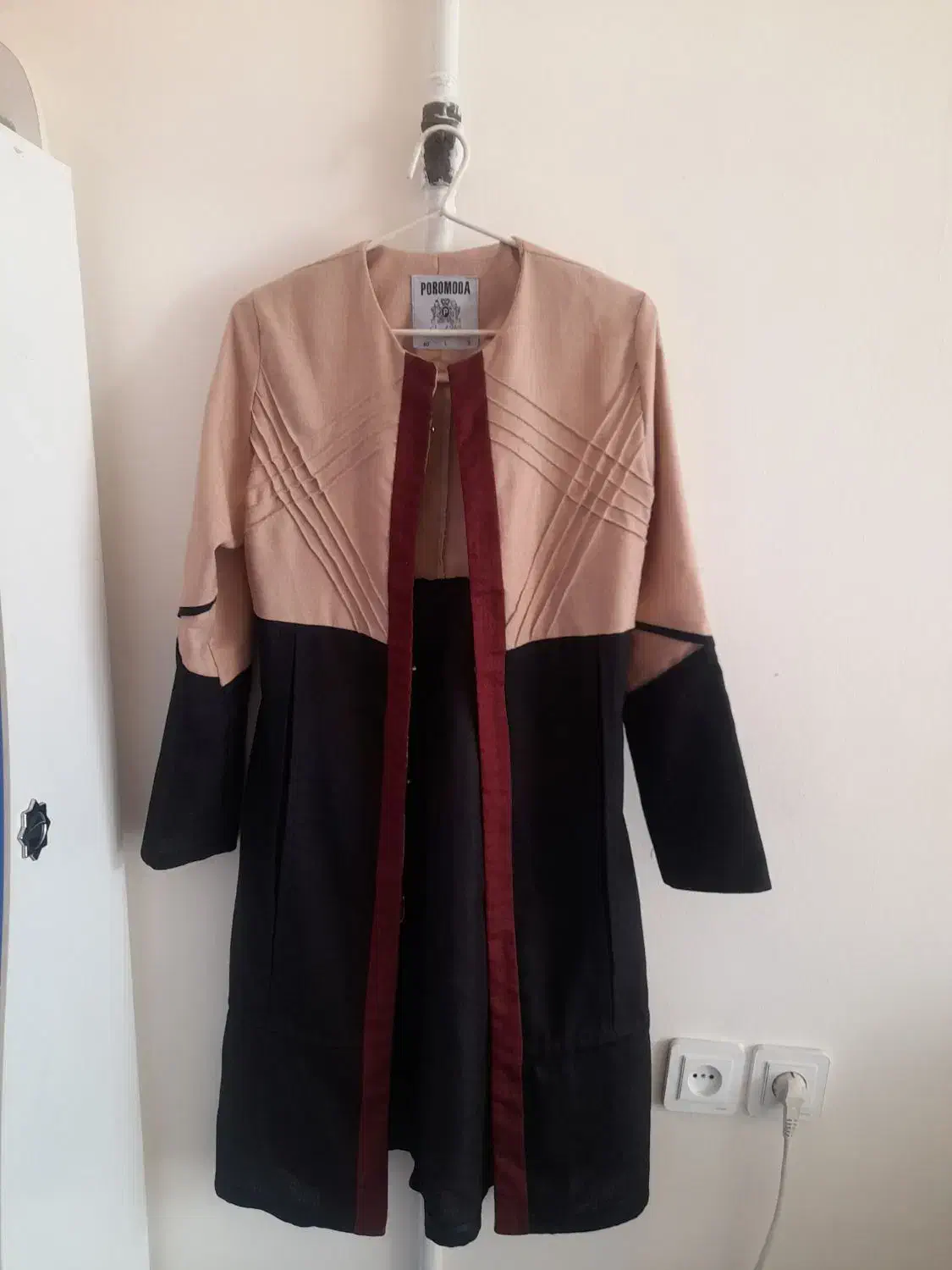 مانتو زنانه و شال|لباس|اصفهان, ورزشگاه نقش جهان|دیوار