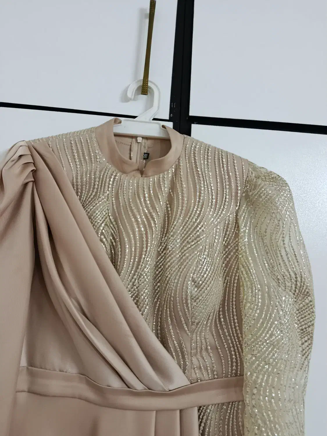 پیراهن مجلسی|لباس|قم, چهل درخت‎|دیوار