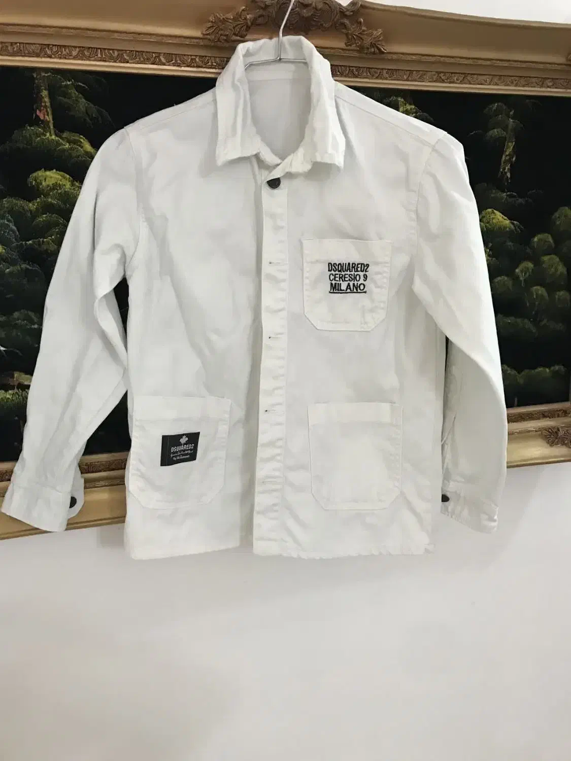 تعدادی لباس نو و تمیز|لباس|بابل, |دیوار