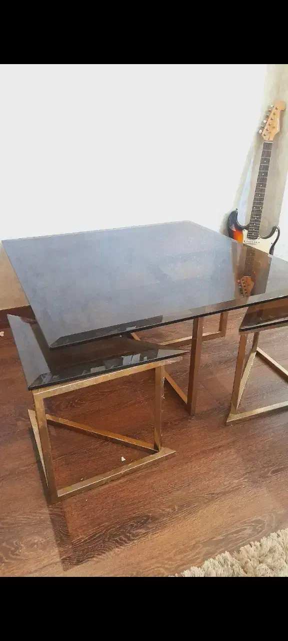 میز شیشه ای دودی با پایه طلایی|مبلمان خانگی و میز عسلی|رشت, دیلمان|دیوار