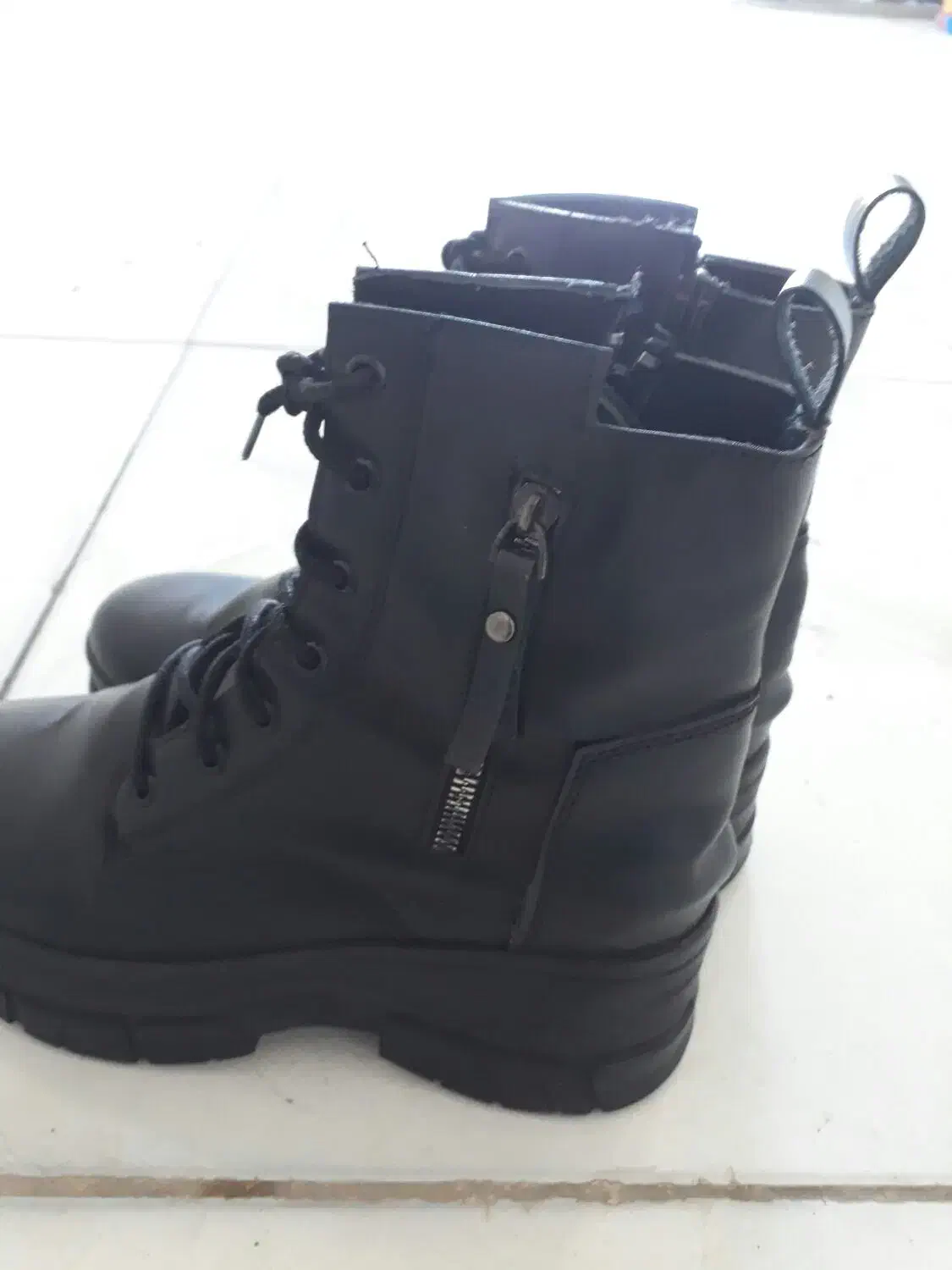 کفش|کیف، کفش، کمربند|قروه, |دیوار