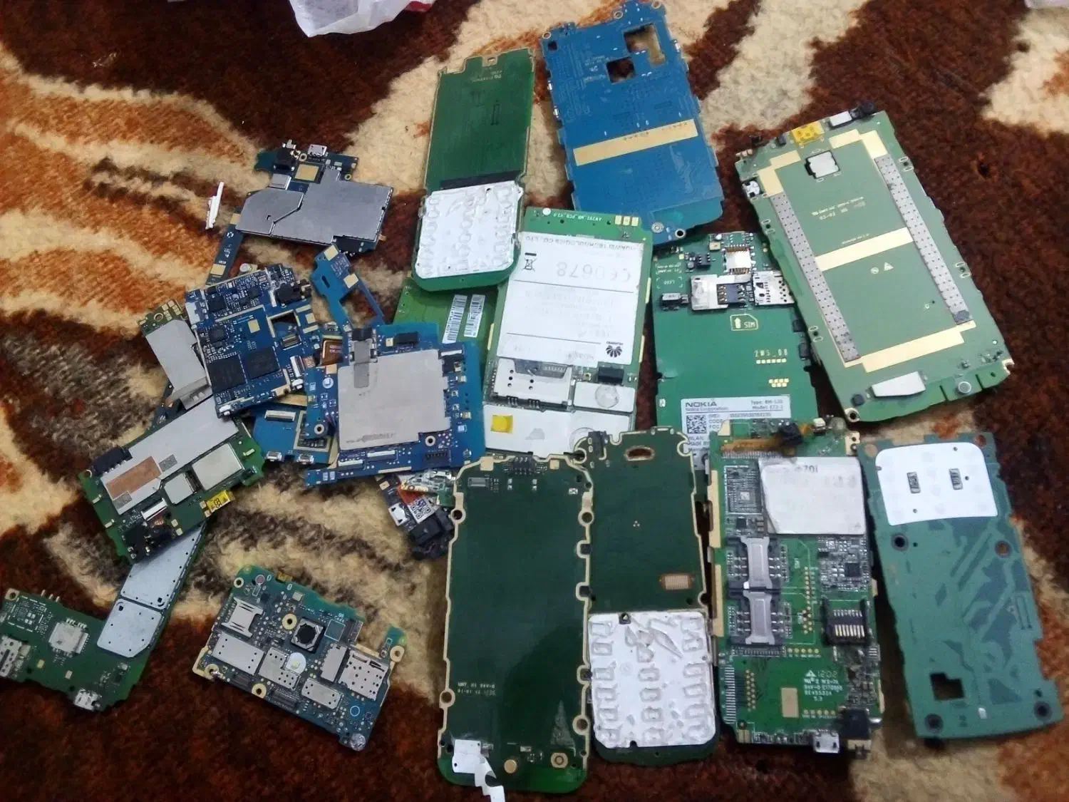 نزدیک به ۷۰۰گرم بر سوخته گوشی لمس وساد|لوازم جانبی موبایل و تبلت|زابل, |دیوار