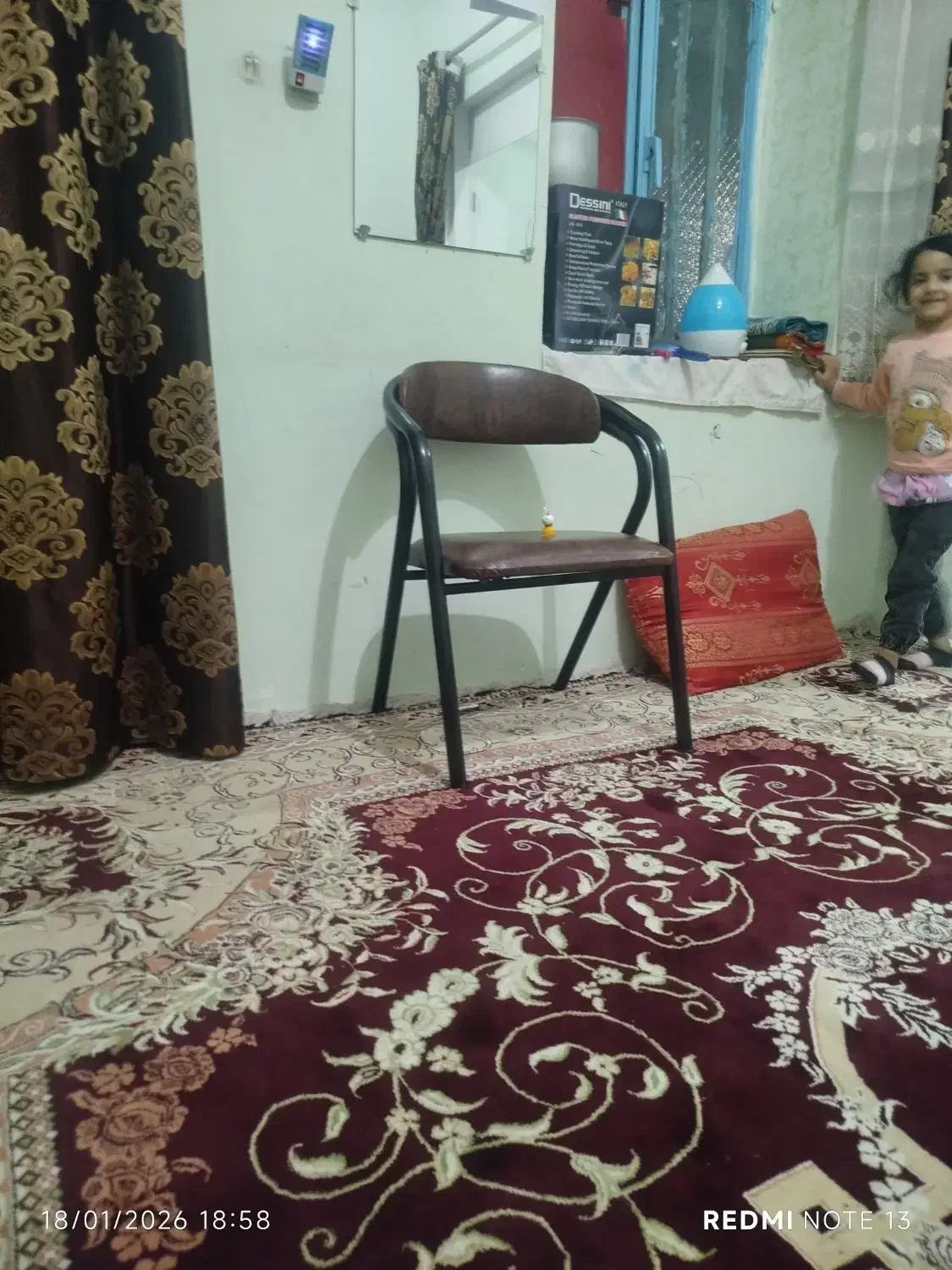 یک عدد صندلی|صندلی و نیمکت|زاهدان, |دیوار