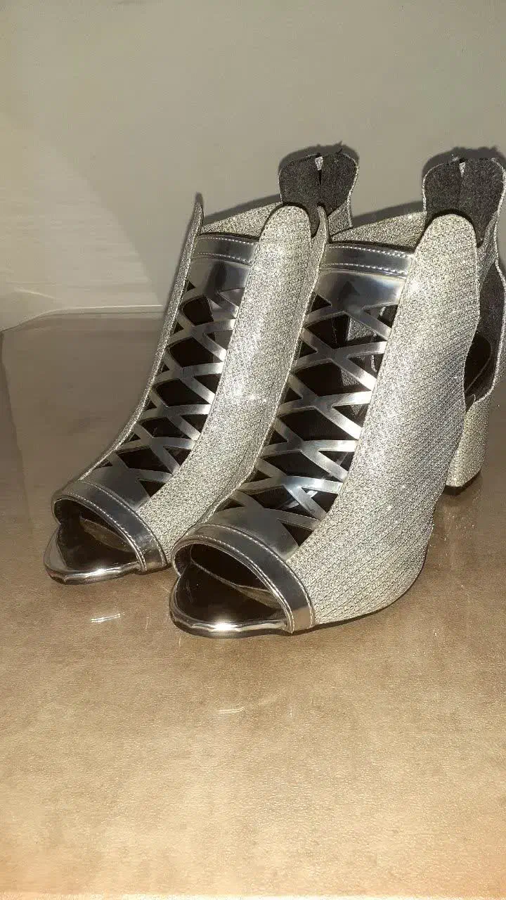 کفش مجلسی|کیف، کفش، کمربند|رباط‌کریم, مسکن مهر آبشناسان|دیوار