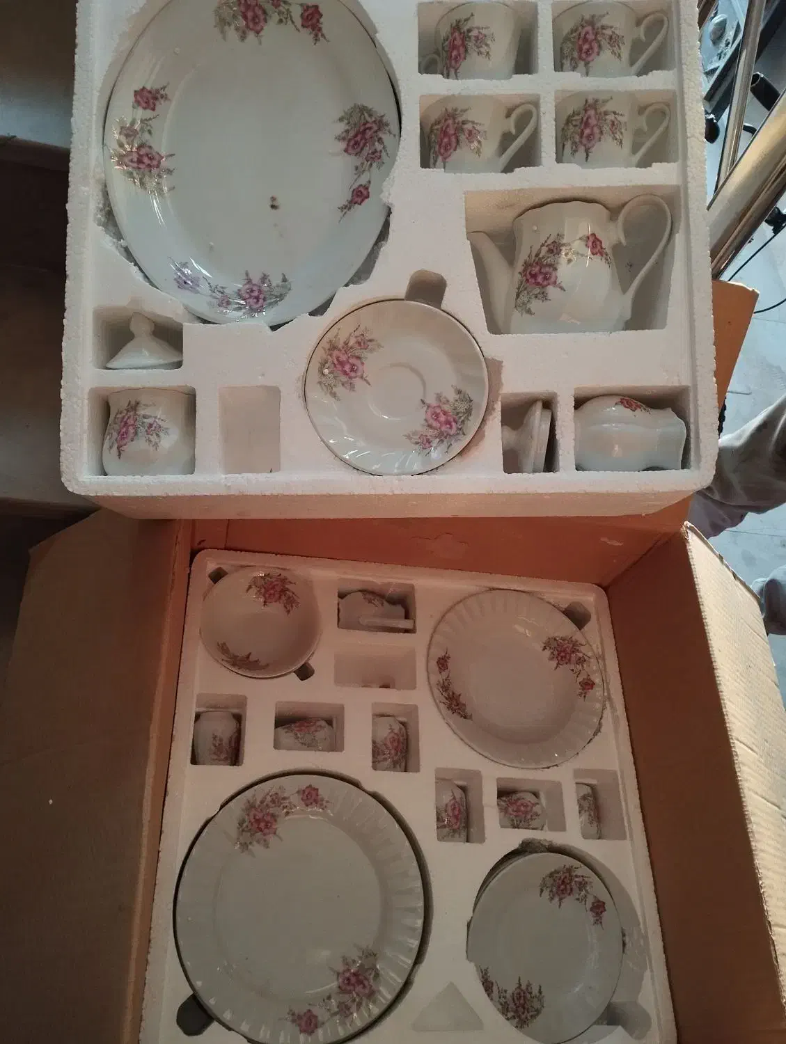 ظرف چینی ۶ نفره کامل با کارتن گل سرخ|ظروف سرو و پذیرایی|رباط‌کریم, الارد|دیوار