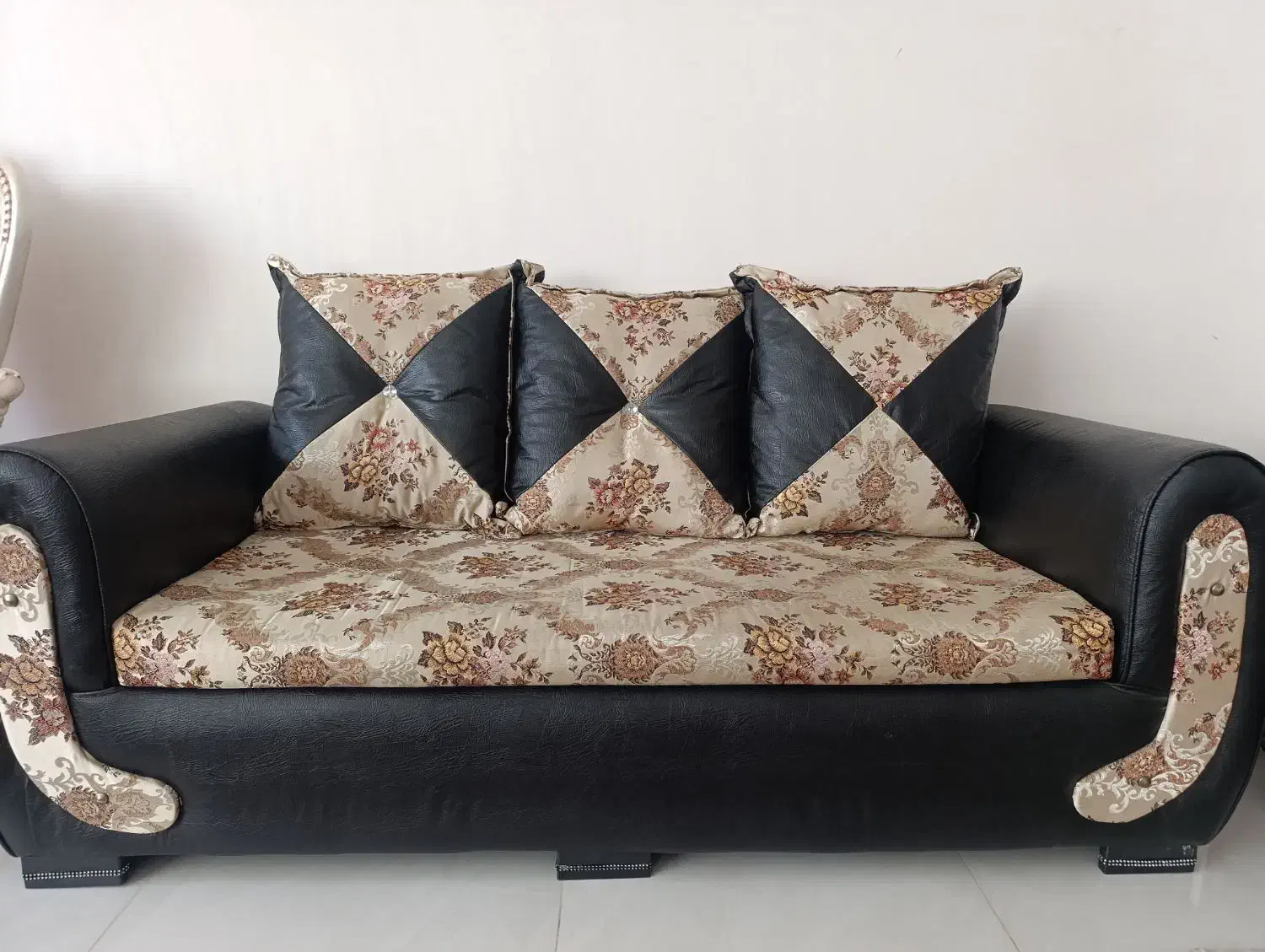 مبل راحتی و جلو مبلی و چهارتا عسلی و میز تی وی|مبلمان خانگی و میز عسلی|سنندج, |دیوار