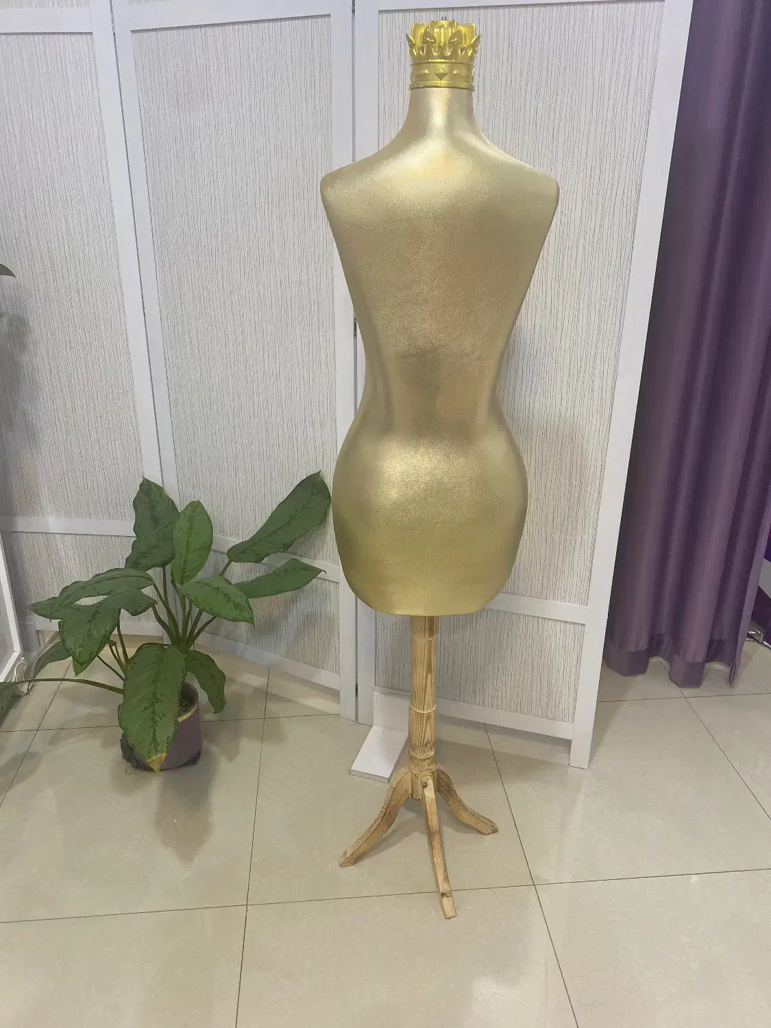 مانکن طلایی در حد نو|فروشگاه و مغازه|قم, حاج زینل|دیوار