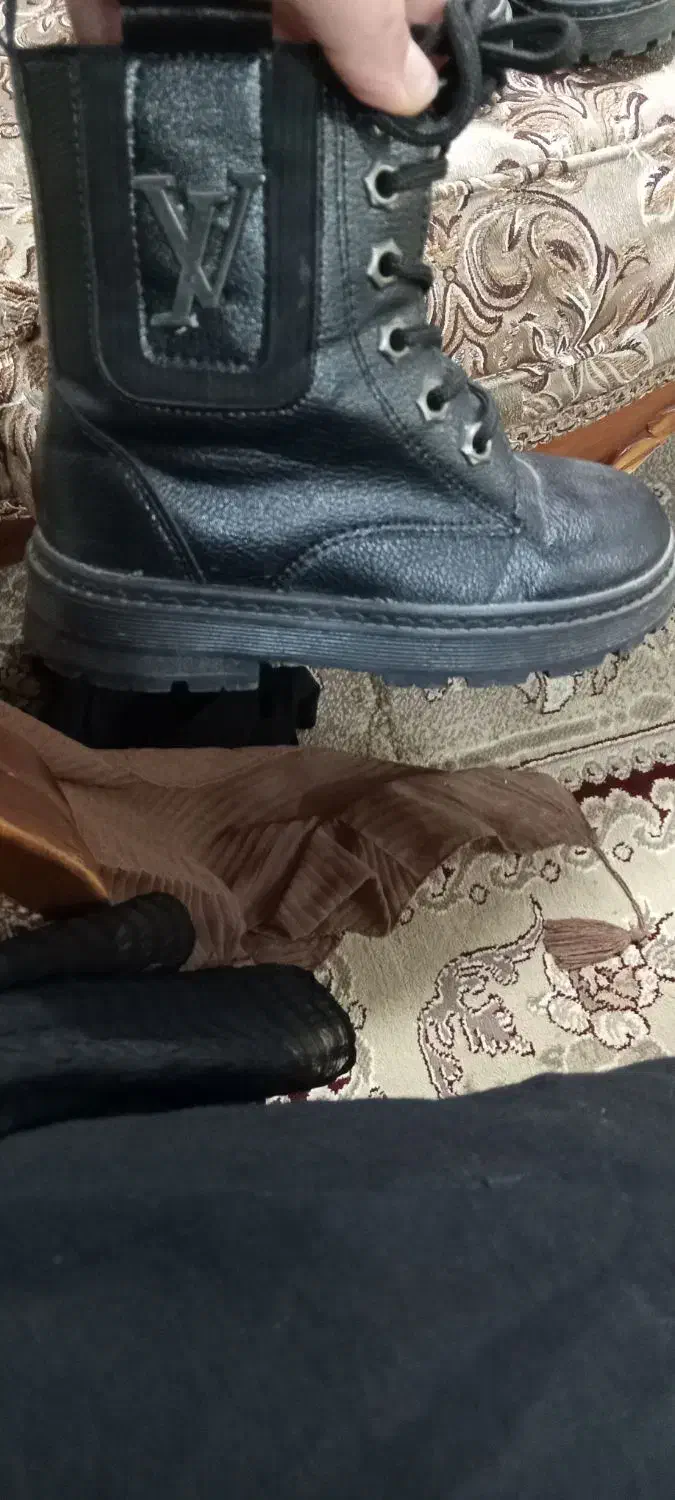 پوتین|کیف، کفش، کمربند|فومن, |دیوار