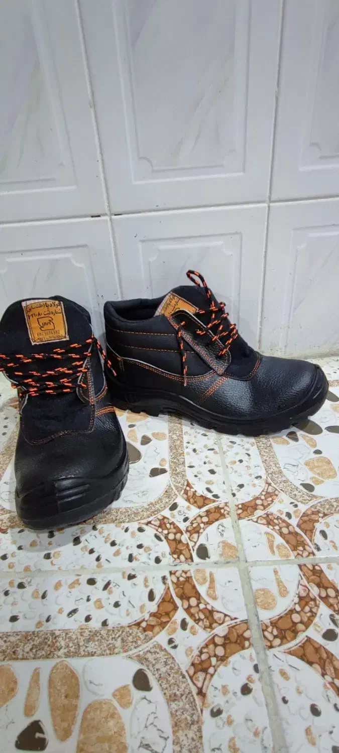 شش جفت کفش ایمنی و دستکش کار|کیف، کفش، کمربند|ایذه, |دیوار