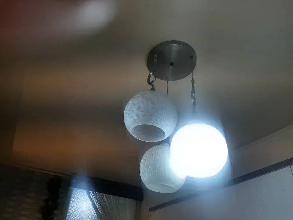 لوستر ۳شاخه کاملا سالم|لوستر و چراغ آویز|تهران, ازگل|دیوار