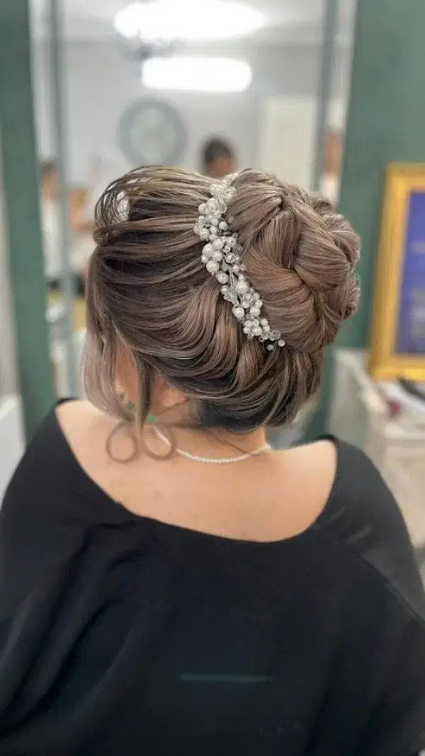 خدمات میکاپ و شنیون عروس و همراهی و آموزش|خدمات آرایشگری و زیبایی|مشهد, کارمندان دوم|دیوار