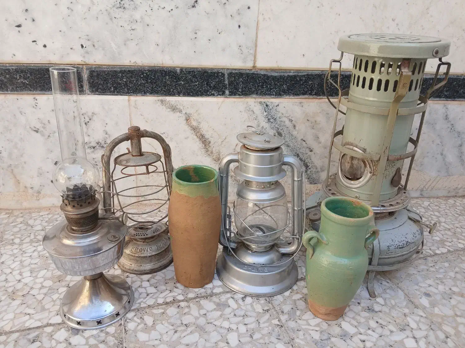 چراغ علاءالدین وغیره|کلکسیون اشیاء عتیقه|کاشان, باغچه فیض|دیوار