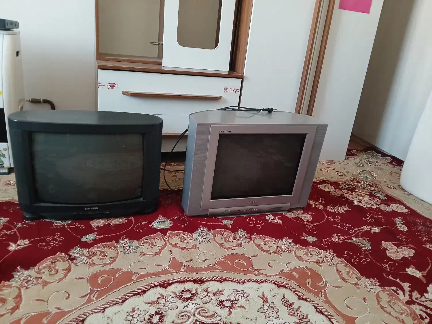 تلویزیون دوتا21اینچ ومیزتلویزیون سالم|تلویزیون و پروژکتور|اردبیل, |دیوار