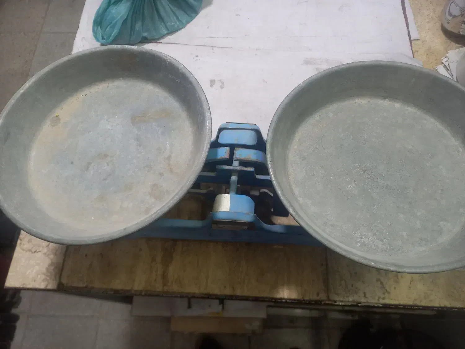 ترازوی قدیمی با چند عدد وزنه|کلکسیون و سرگرمی|کرمانشاه, |دیوار