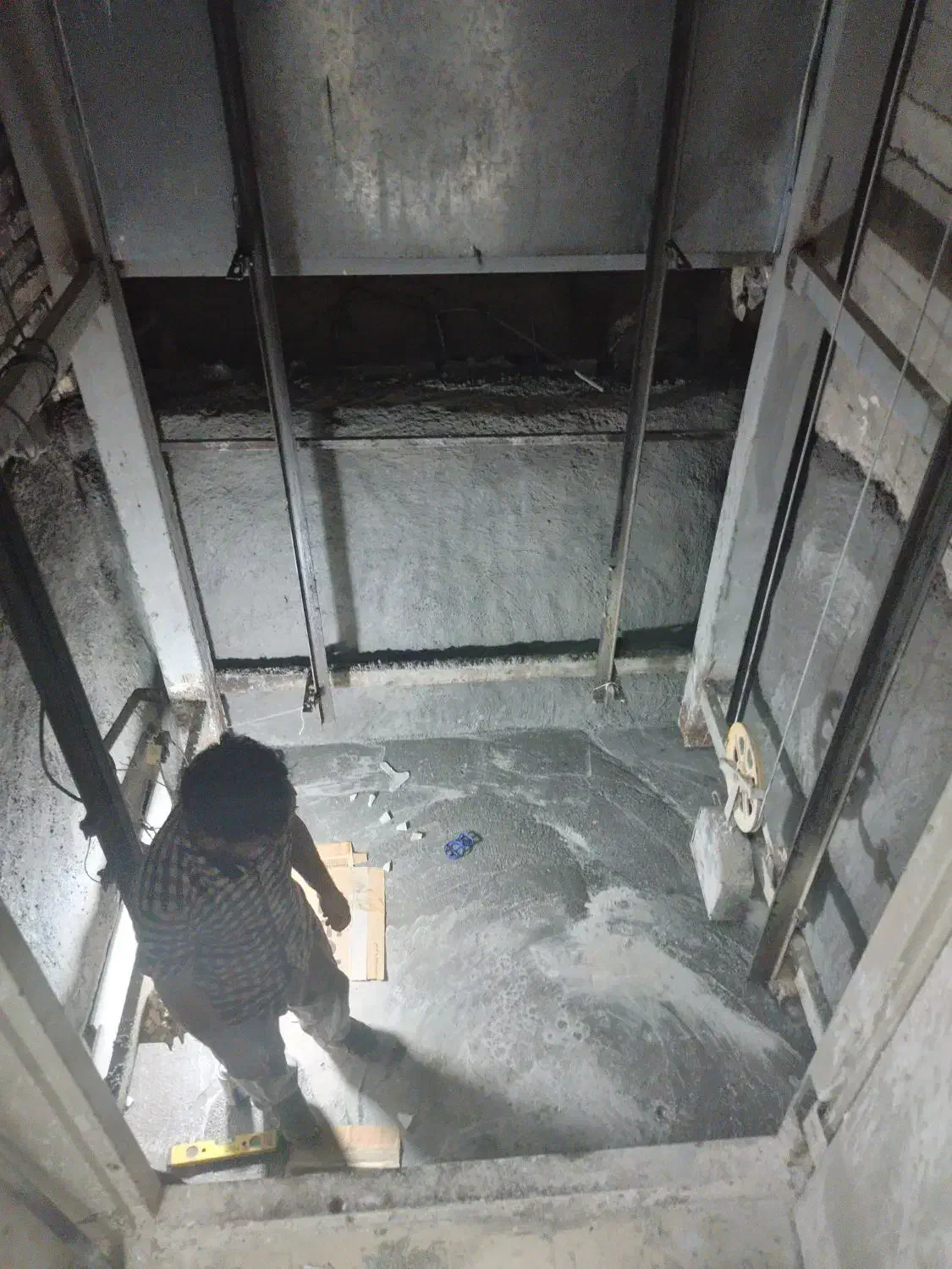 عایق کاری آسانسور وآب بندی چاهک آسانسور|خدمات پیشه و مهارت|بوشهر, |دیوار