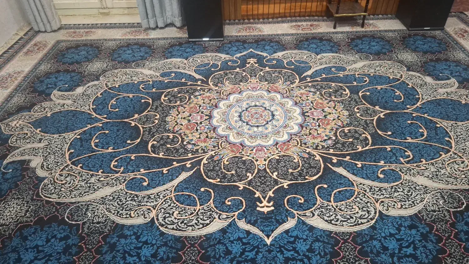 سه عدد قالی با ۵دست مبل عربی|مبلمان خانگی و میز عسلی|سعدآباد, |دیوار