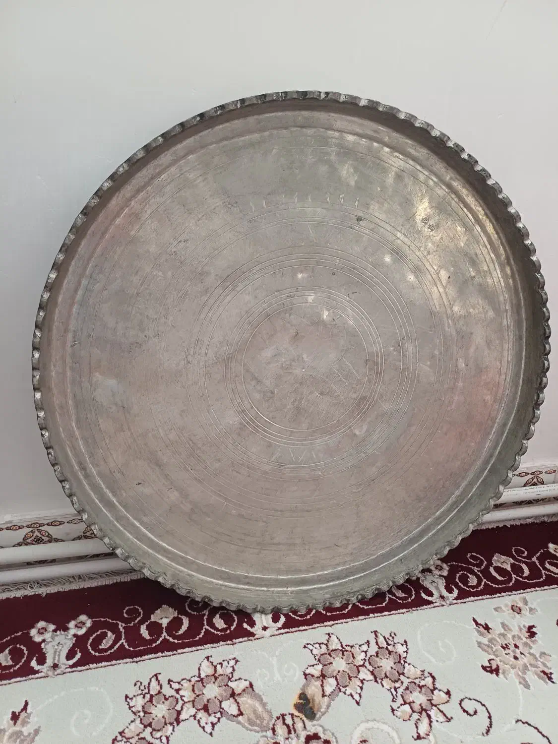 سینی مسی قدیمی|کلکسیون اشیاء عتیقه|کرمانشاه, |دیوار