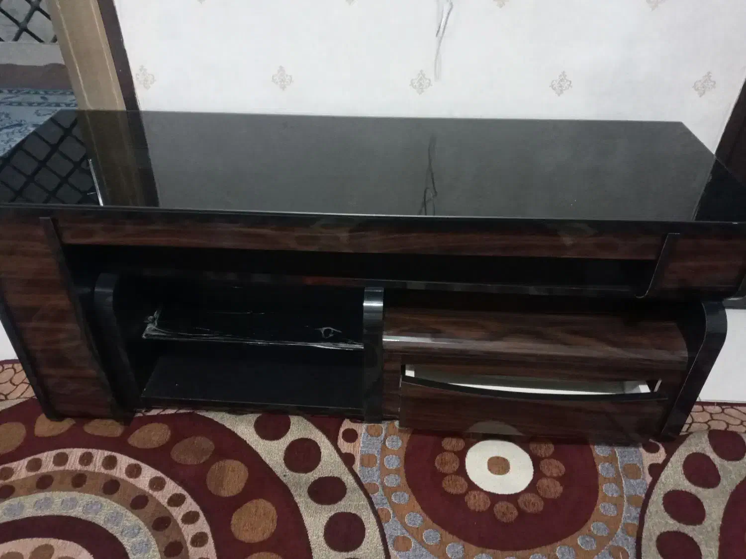 میز چهار نفره تمیز و میز تلوزیون خیلی تمیر|میز تلویزیون|باسمنج, |دیوار