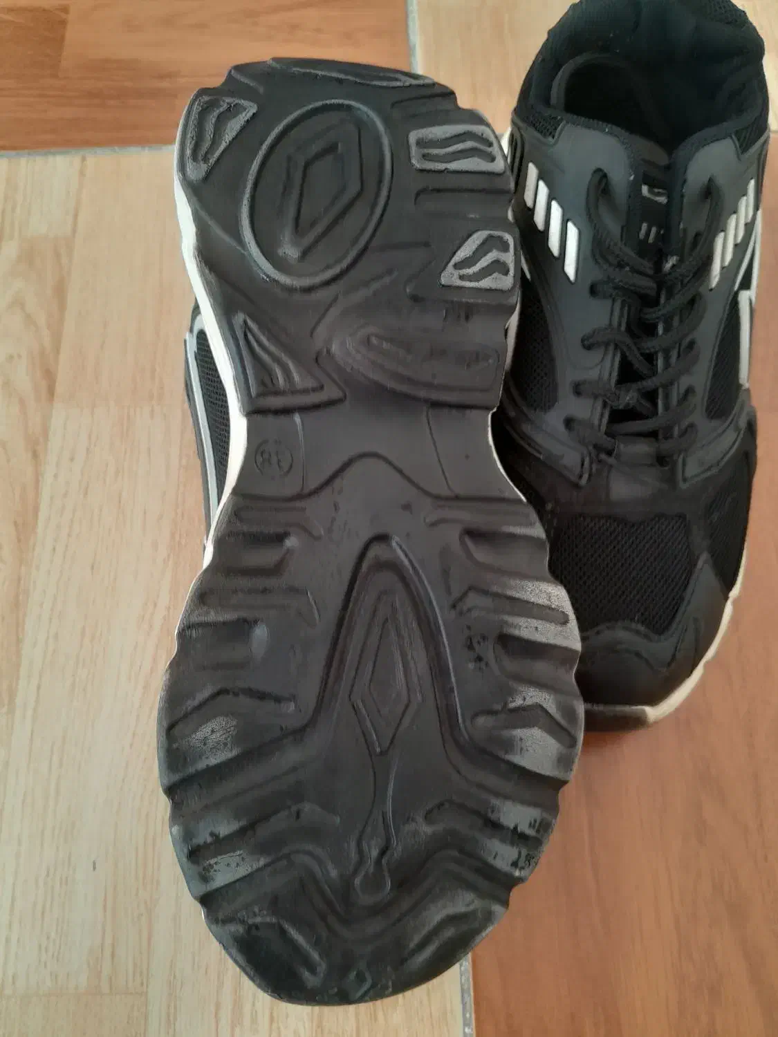 کفش ودمپایی|لباس|دورود, |دیوار