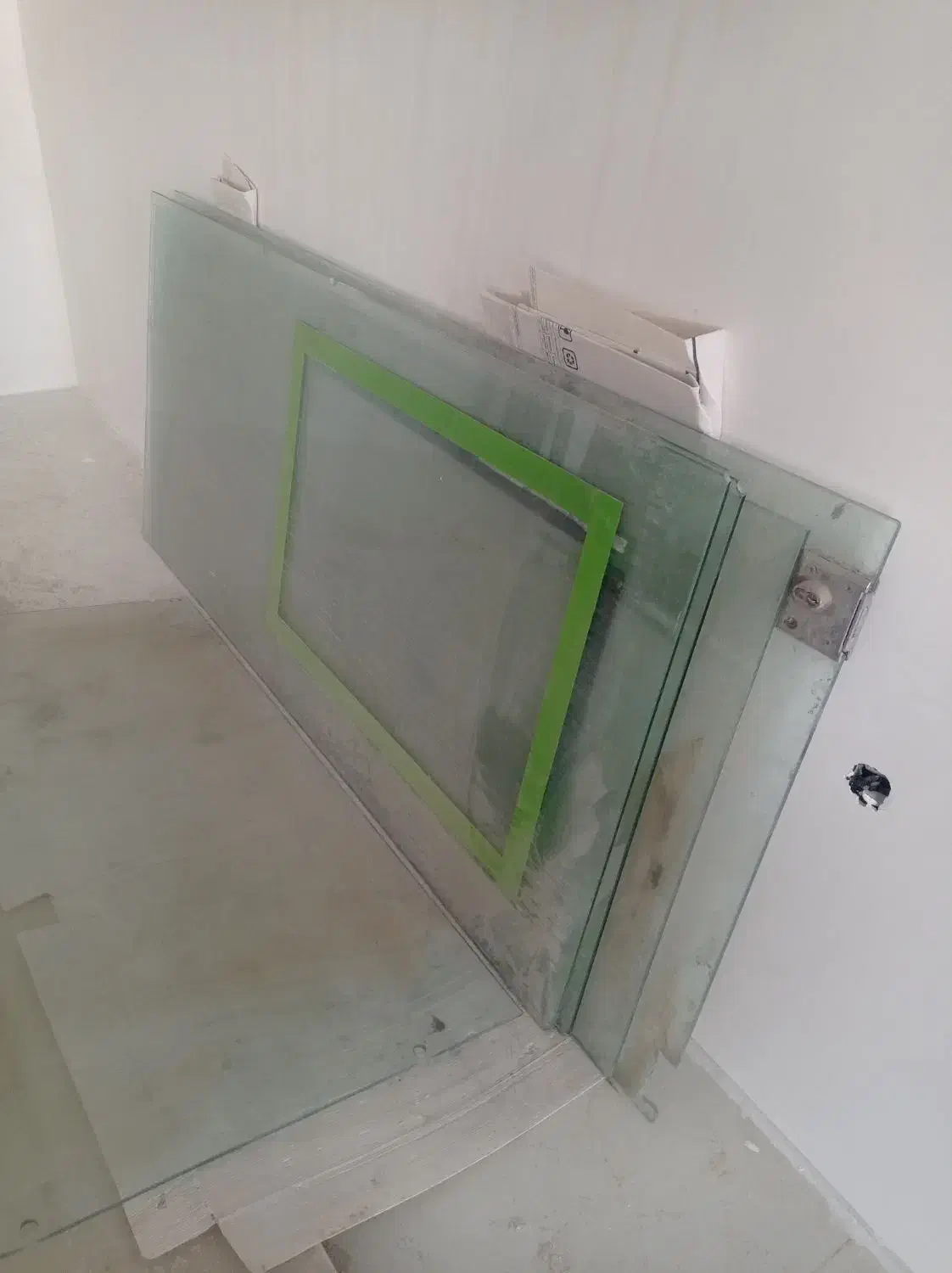 شیشه سکوریت درحد نو قیمت مناسب توافقی شهرضا|مصالح و تجهیزات ساختمان|شهرضا, |دیوار