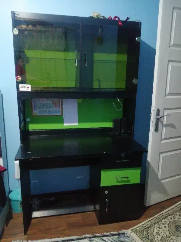 میز تحریر|میز تحریر و کامپیوتر|پرند, فاز ۵|دیوار