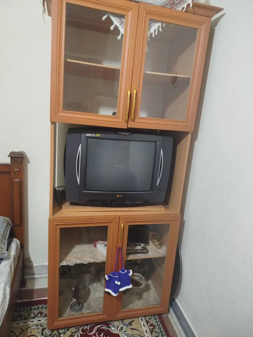 تلوزیون با میزش تمیز و سالم|تلویزیون و پروژکتور|سمنان, |دیوار