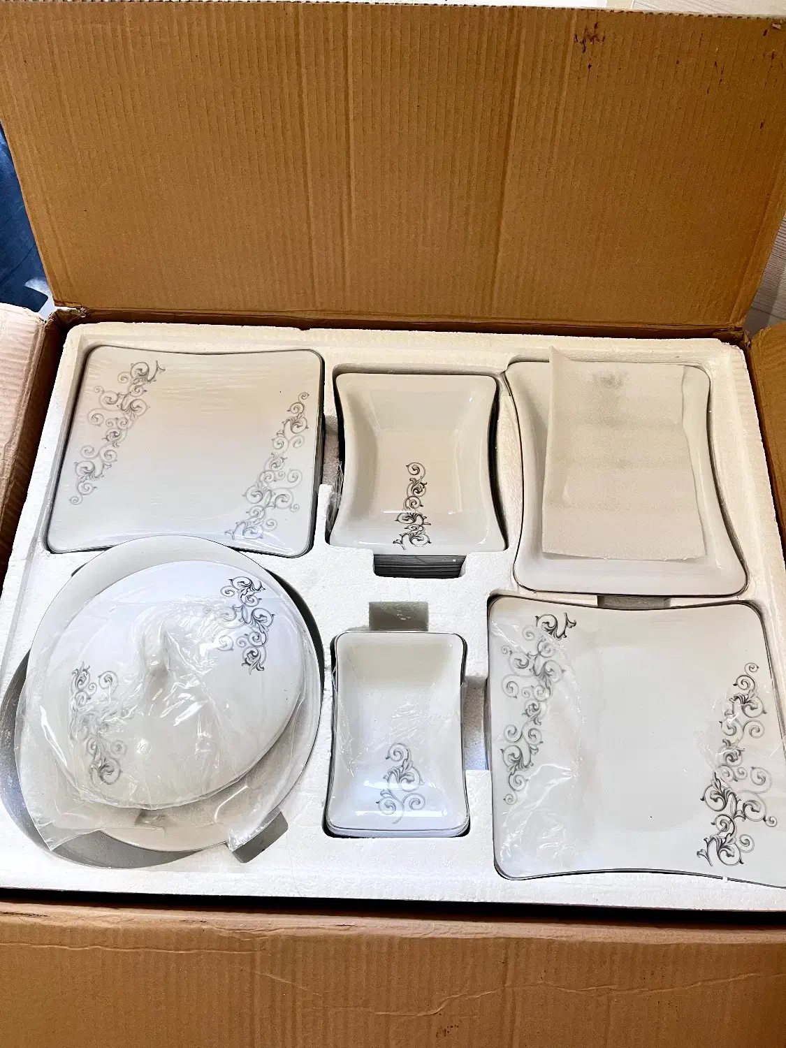 سرویس چینی ۹۰پارچه زرین|ظروف سرو و پذیرایی|گرگان, |دیوار