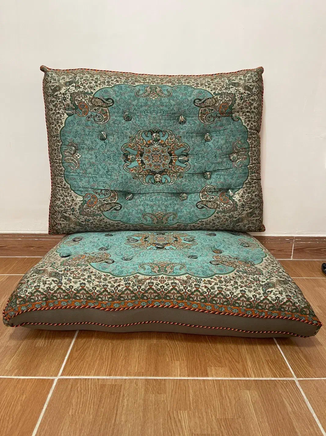 پشتی در حد نو|پشتی|آستانه اشرفیه, |دیوار