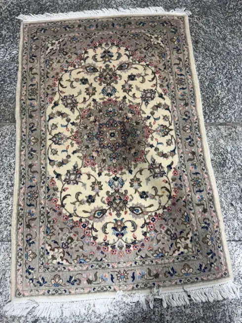 ذرع و نیم اردکان|فرش|تهران, ارامنه|دیوار