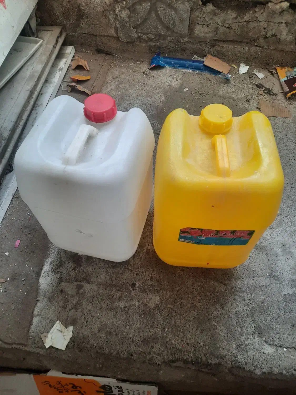 تعدادی گالن ۲۰ لیتری وسطل خالی۱۲ کیلویی و۶ کیلویی|ظروف نگهدارنده، پلاستیکی، یکبارمصرف|بیرجند, |دیوار