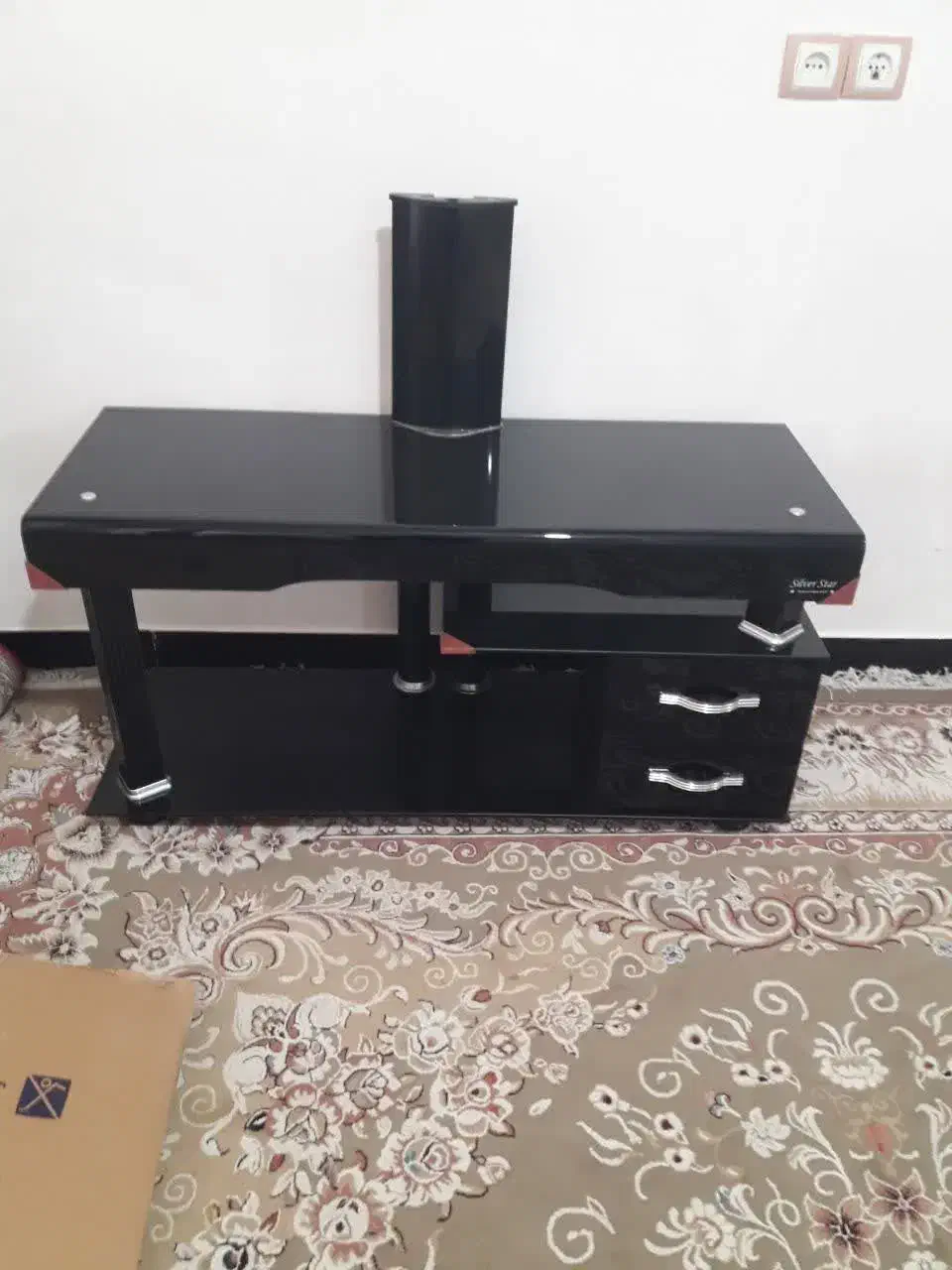 یک عدد یخچال ، فرش و میزTV|یخچال و فریزر|ویسیان, |دیوار