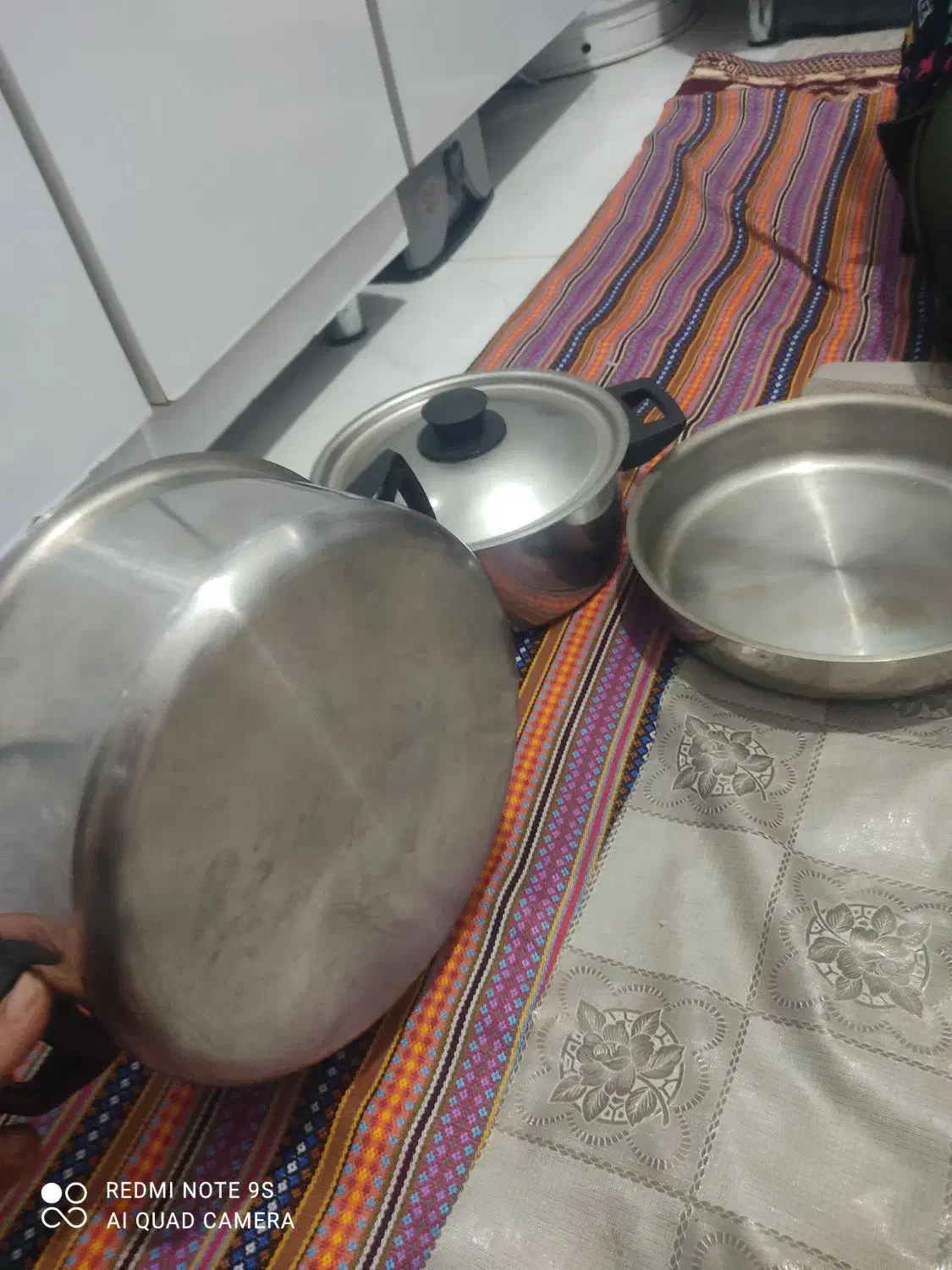 سه عدد قابلمه|ظروف پخت‌وپز|فیرورق, |دیوار