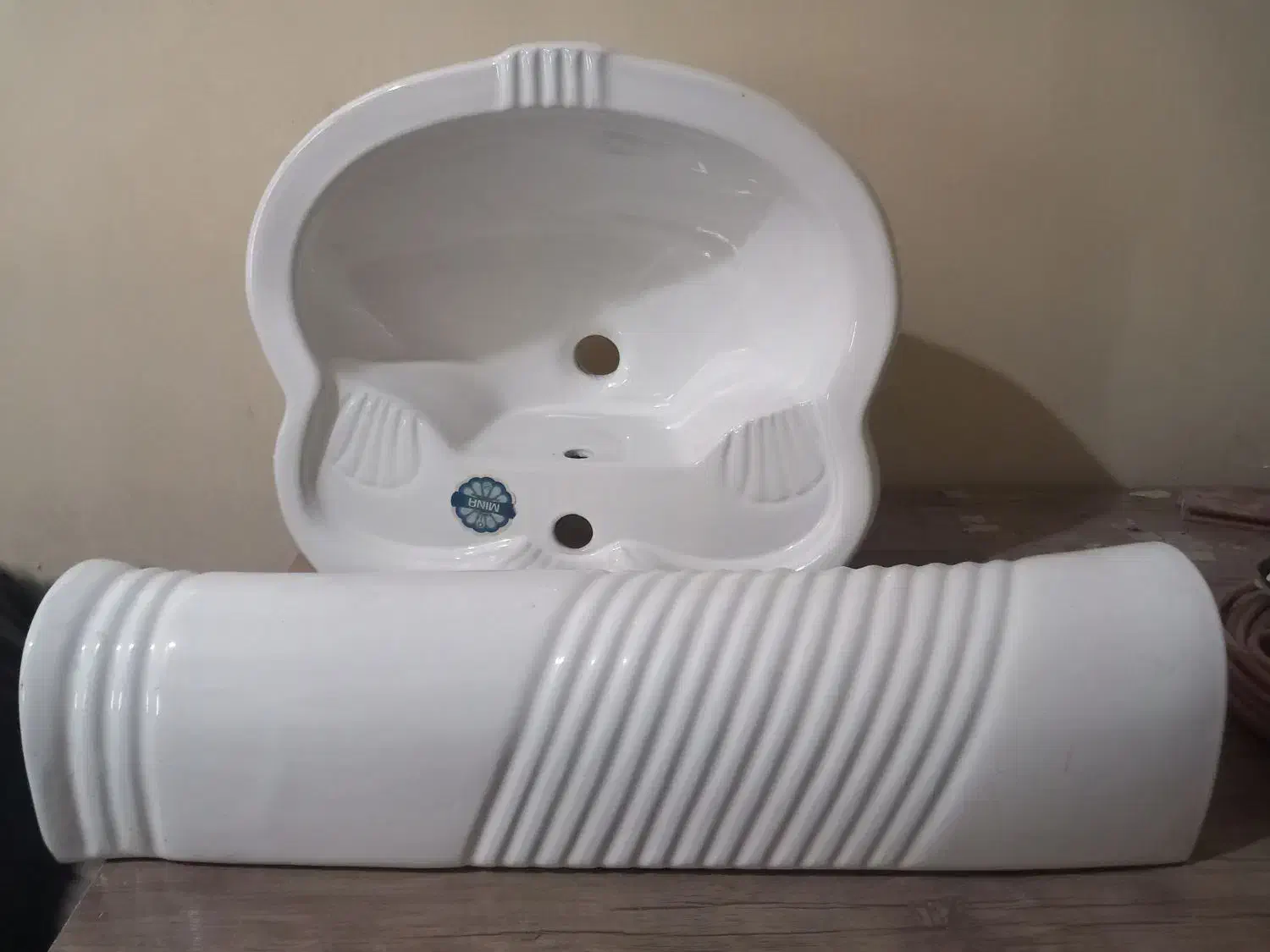 روشویی پایه دار سفید|لوازم سرویس بهداشتی|شوشتر, |دیوار