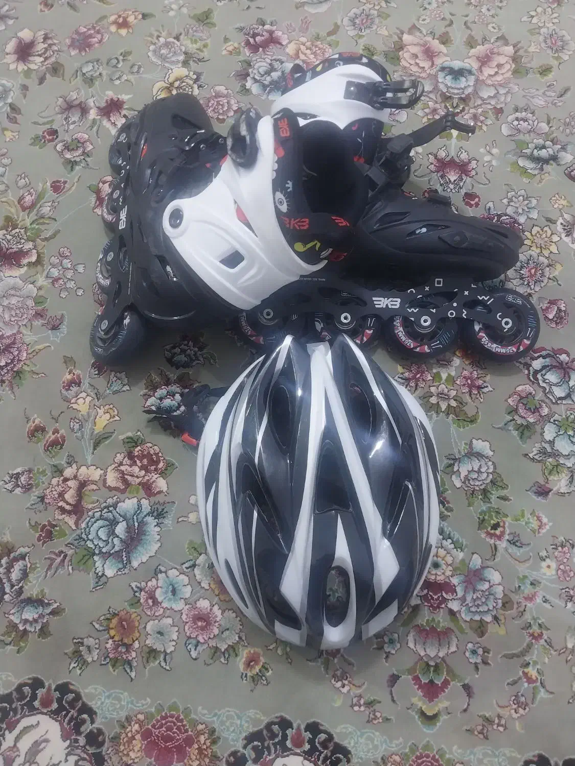 اسکیت کفشی در حد نو همراه با کلاه ایمنی|دوچرخه، اسکیت، اسکوتر|هشتگرد, فاز ۱ مهستان|دیوار