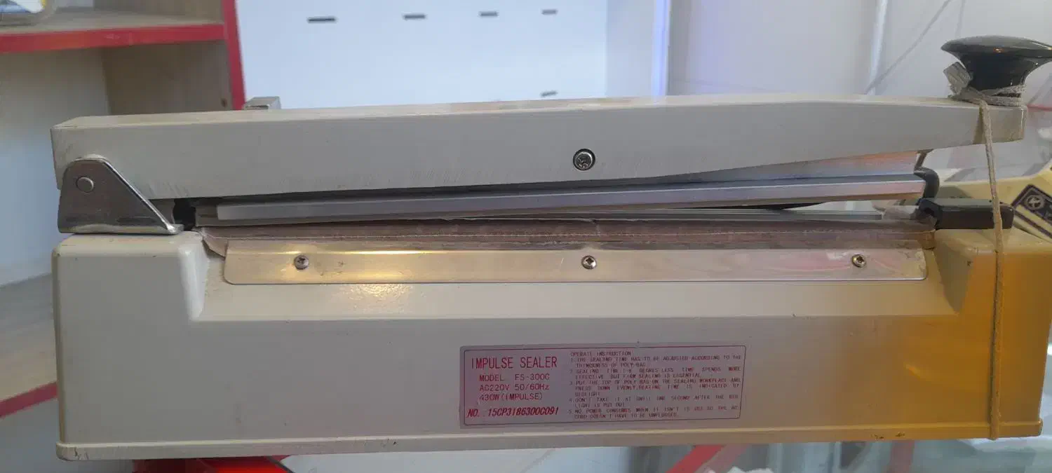 دو قفسه،دستگاه دوخت و ویترین|کتابخانه، شلف، قفسه‌های دیواری|بروجرد, |دیوار