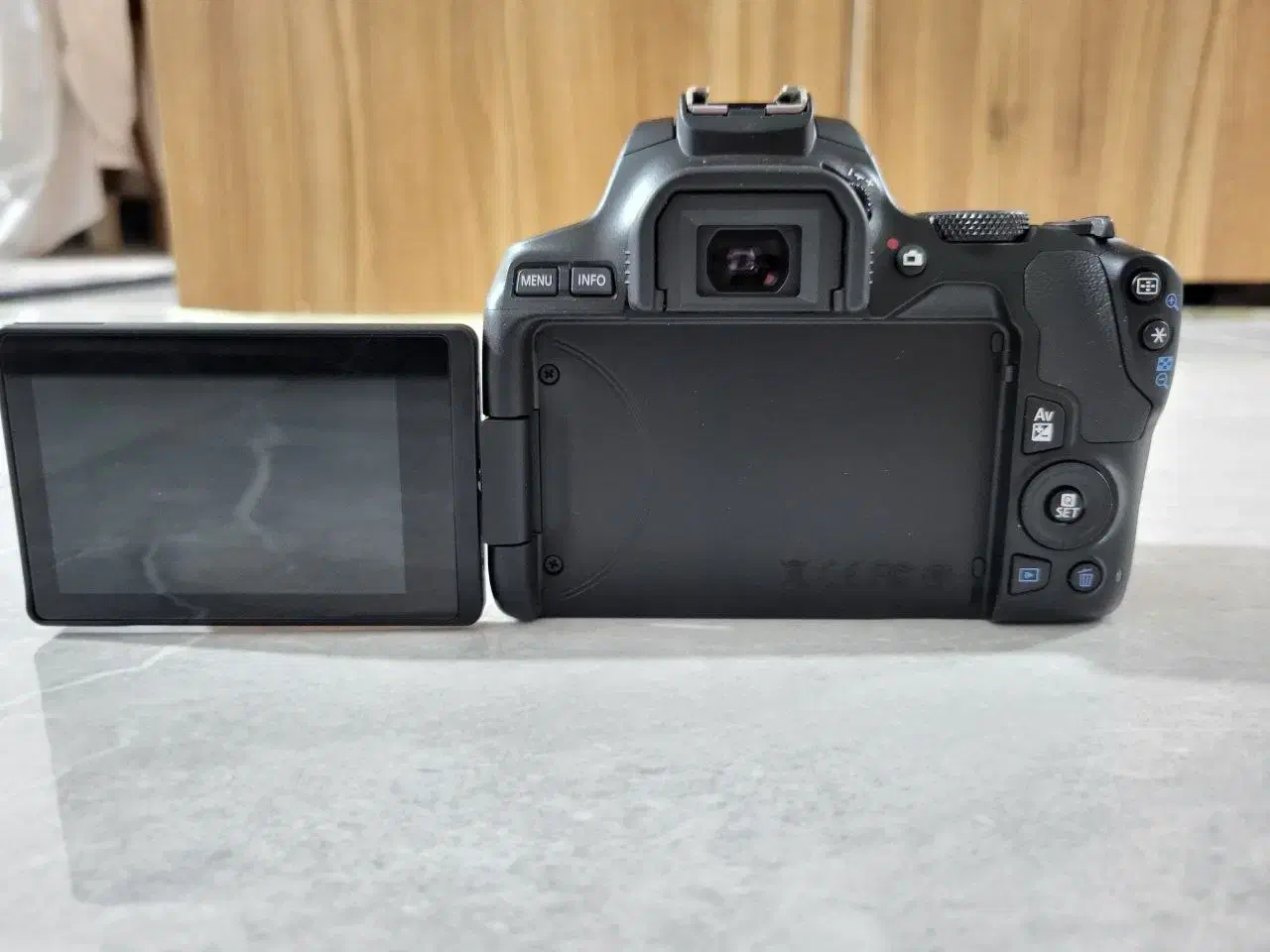 دوربین Canon 250D|دوربین عکاسی و فیلم‌برداری|کرج, شهرک فهمیده|دیوار