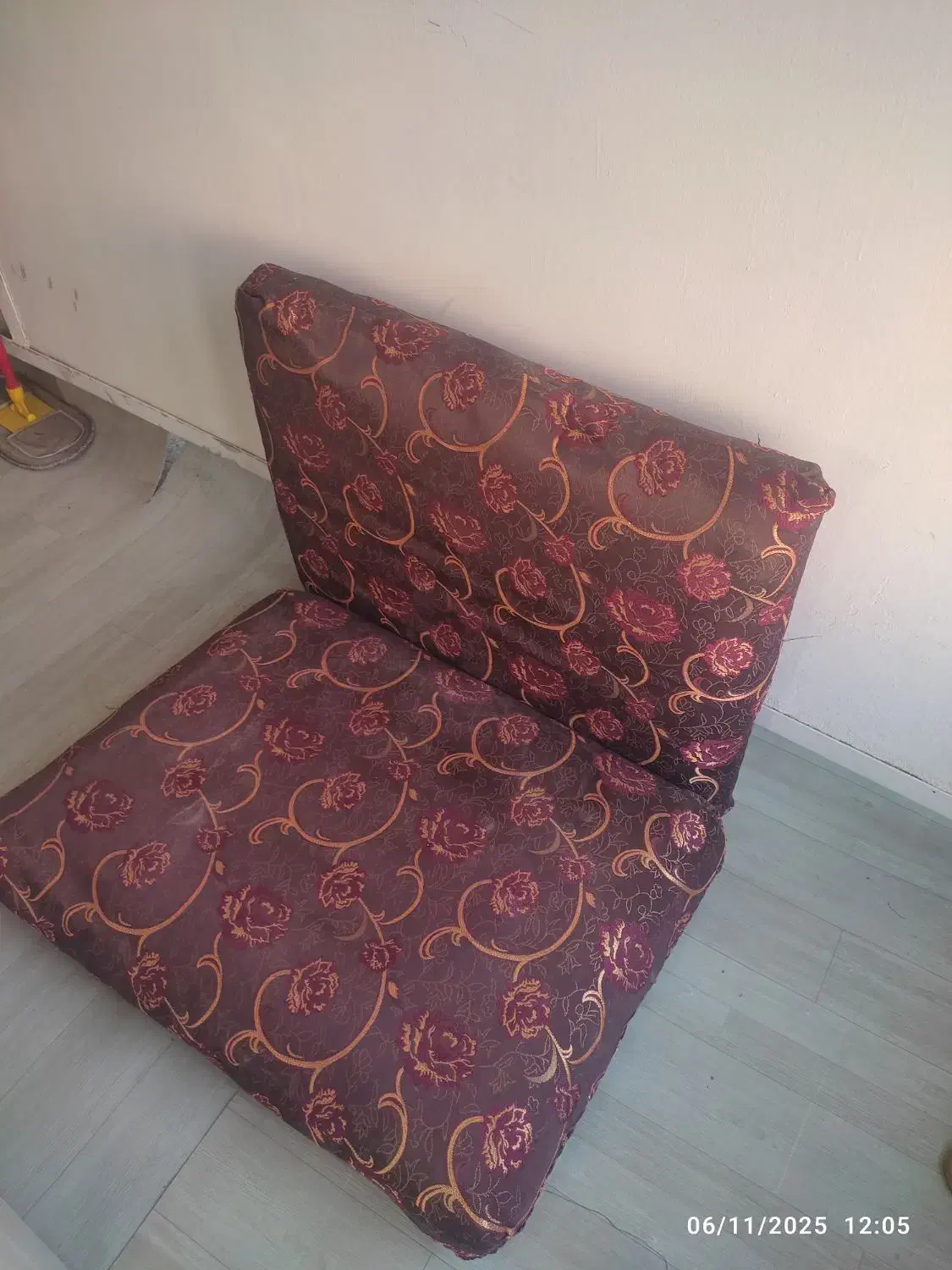 پشتی پر بار و بزرگ|پشتی|سبزوار, گلشن|دیوار