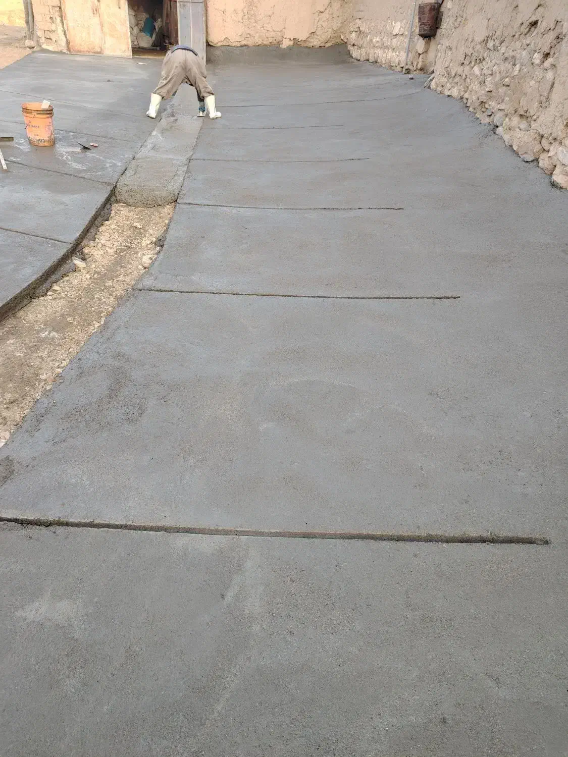 با سلام، نیازمند کارگر برای بتن ریزی معابر کوچه|استخدام معماری، عمران و ساختمانی|بوکان, |دیوار