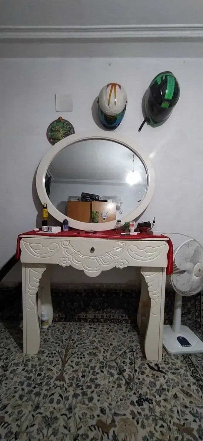 میز  آرایش سفید جدید با اینه و میز تحریر|تخت و سرویس خواب|رشت, لاکانی|دیوار