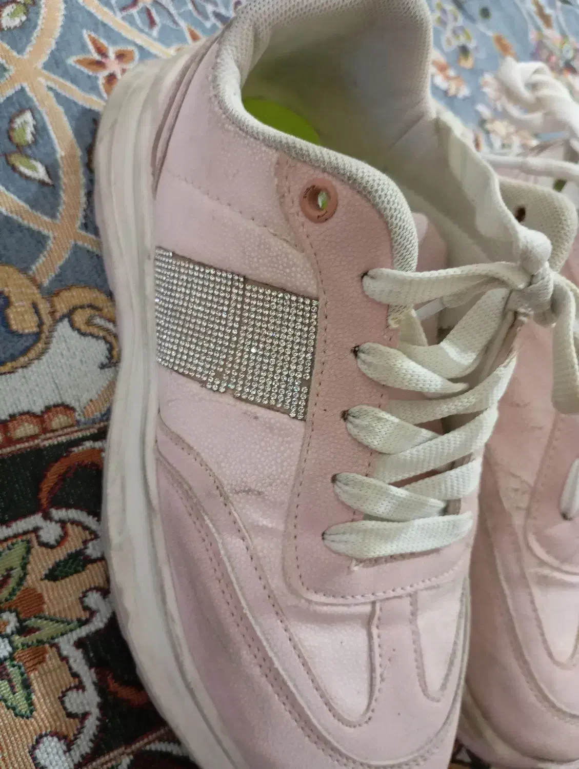 کفش|کیف، کفش، کمربند|اهواز, منبع اب|دیوار