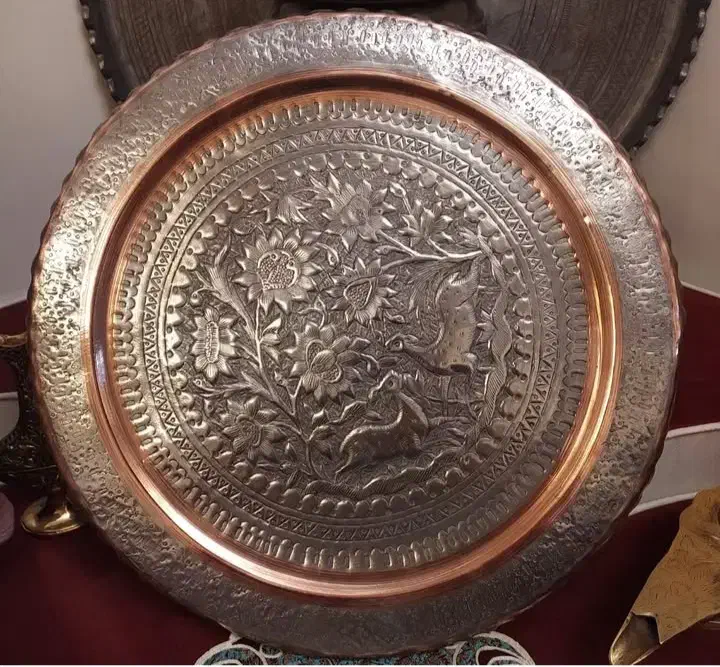 دیوار کوب مسی قدیمی و یک عدد شکلات خوری برنجی|کلکسیون اشیاء عتیقه|تهران, قصر فیروزه ۲|دیوار