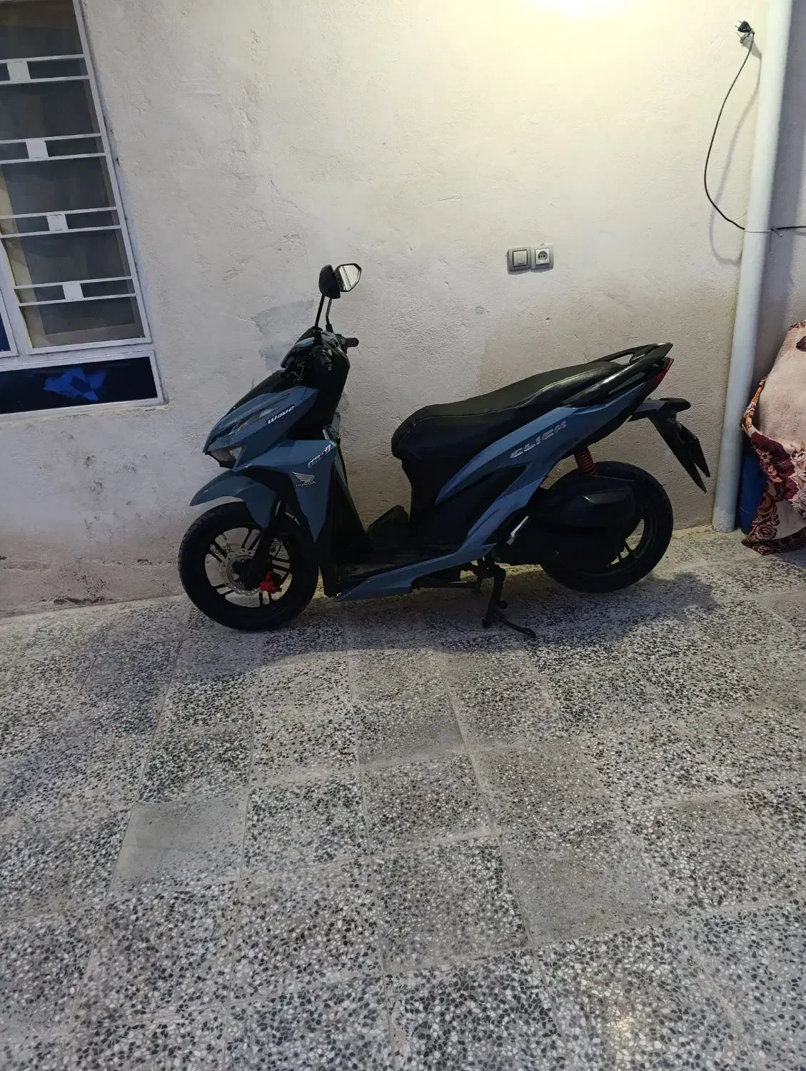 کلیک ۱۵۰i|موتورسیکلت|کنار تخته و کمار, |دیوار