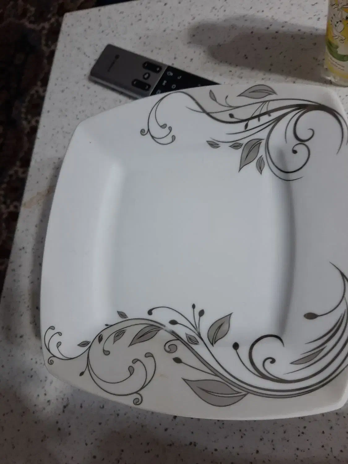 مقداری ظروف چینی نفیس|ظروف سرو و پذیرایی|قم, نیروگاه|دیوار