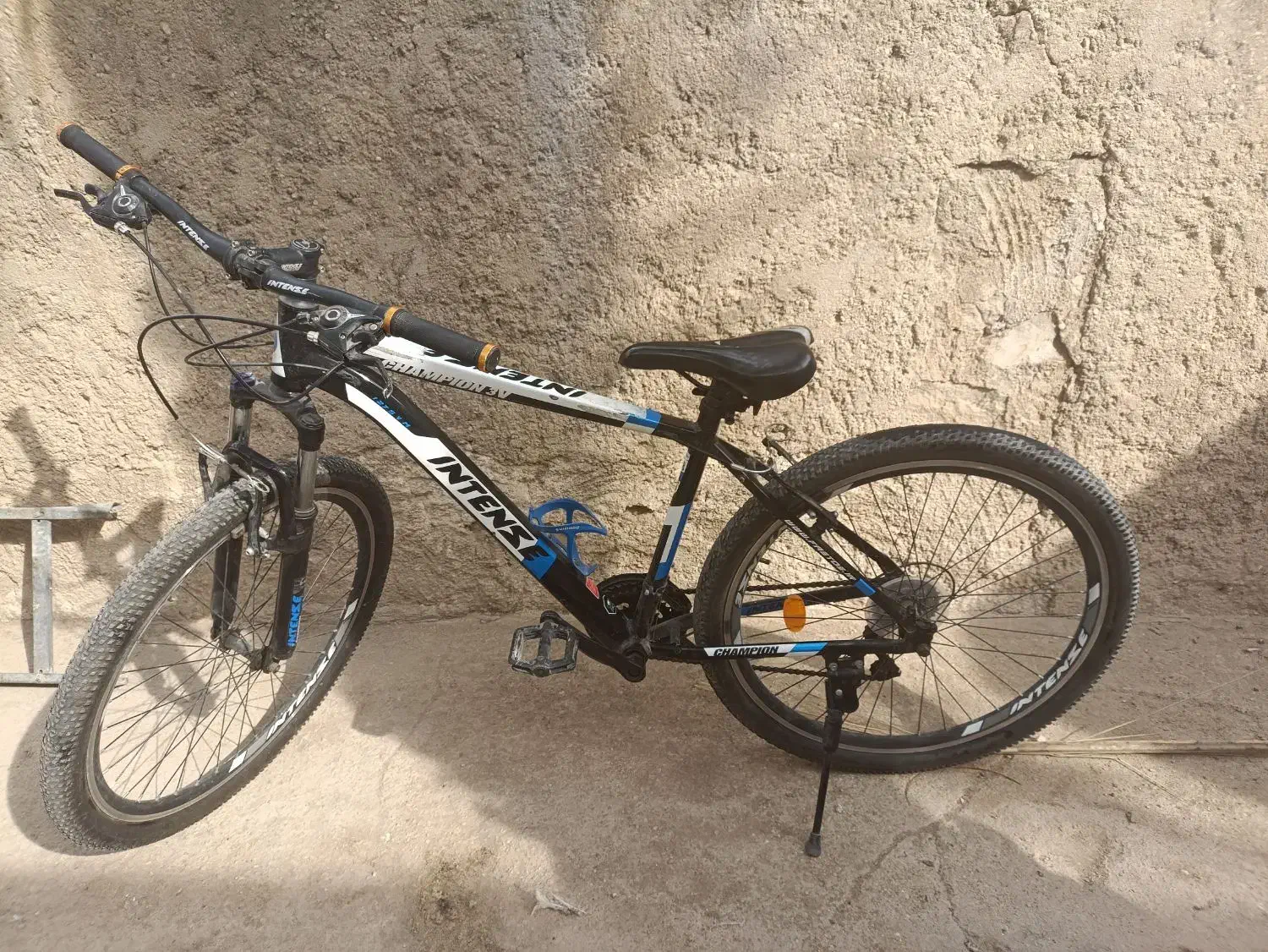 دوچرخه|دوچرخه، اسکیت، اسکوتر|خشت, |دیوار