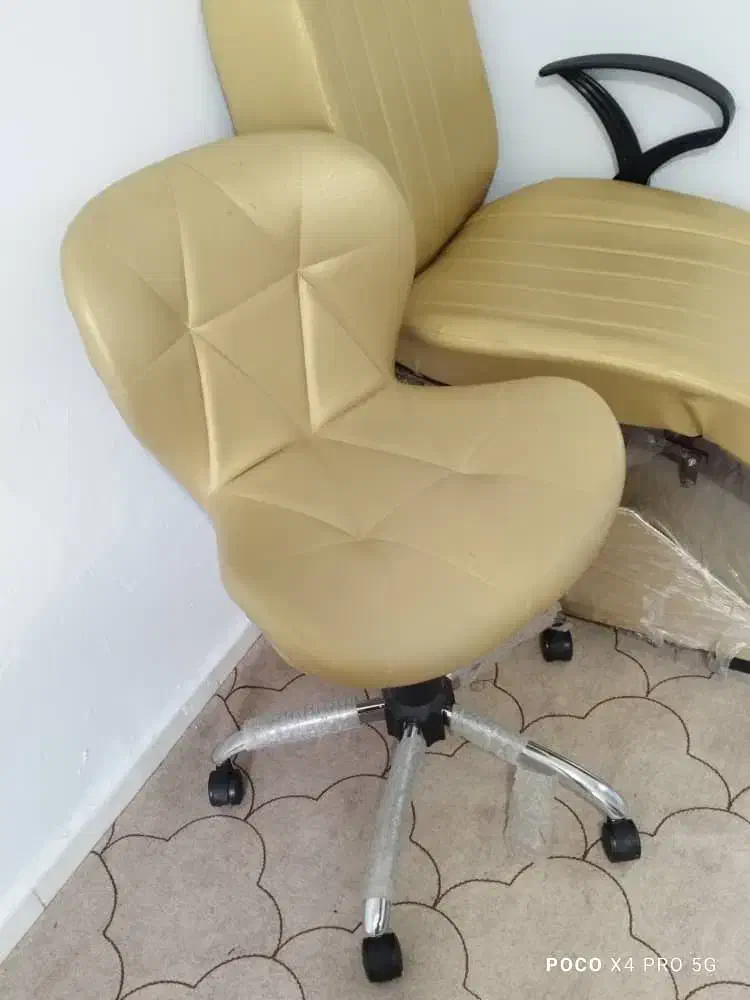 صندلی برای میکاپ و غیره|آرایشگاه و سالن‌های زیبایی|قرچک, میرزائی شمالی|دیوار