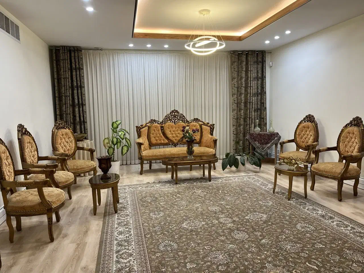 مبل سلطنتی و میر ناهار خوری|مبلمان خانگی و میز عسلی|کاشان, شهرک امیرالمومنین|دیوار