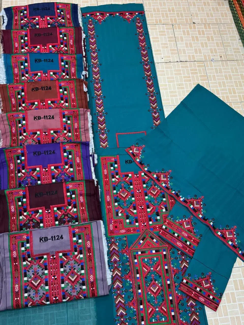 لباس بلوچی و چادر|لباس|چابهار, |دیوار