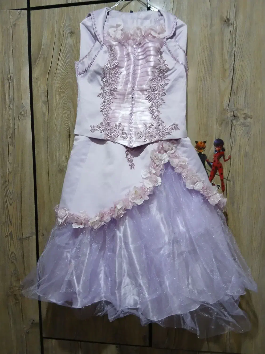 مجلسی زنانه|لباس|بروجرد, |دیوار